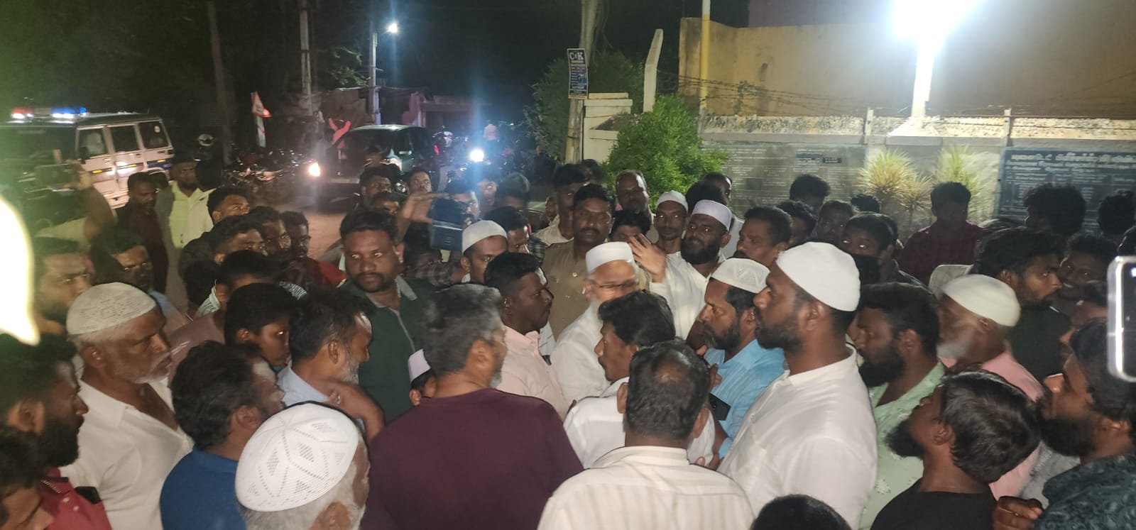 மேட்டுப்பாளையத்தில் மக்கள் இரவு நேரத்தில் திடீர் போராட்டம்
