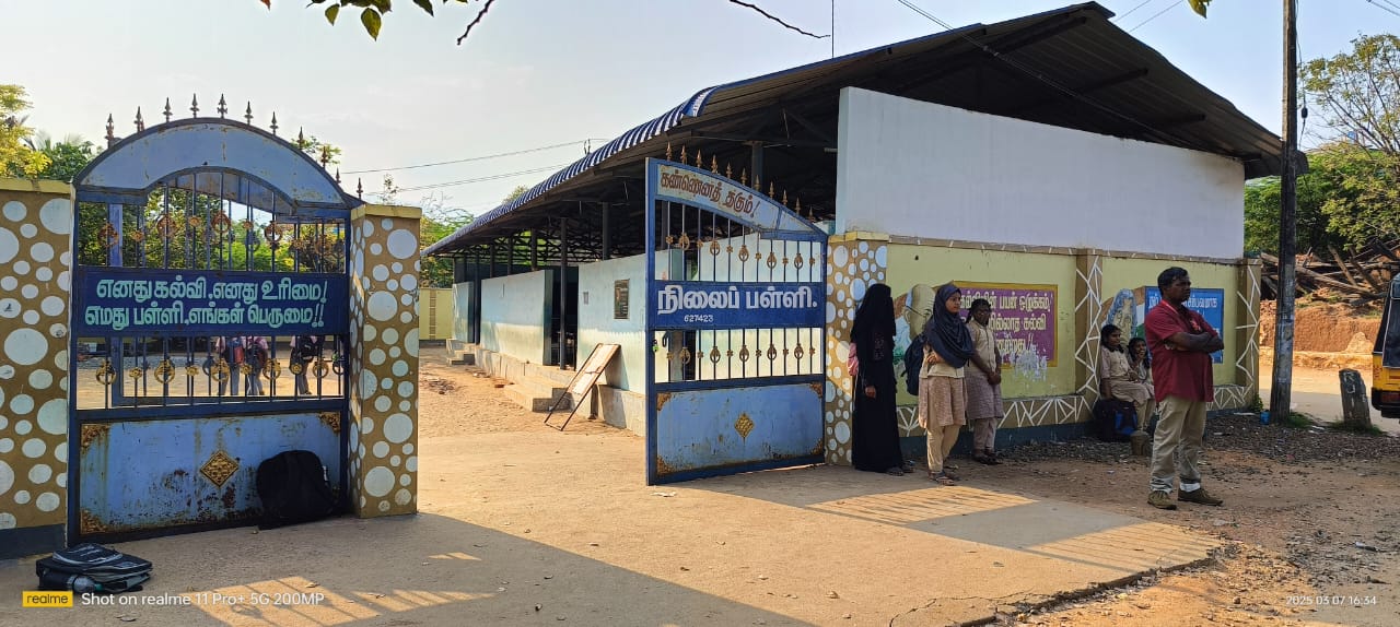 தகர சீட்டு கொட்டகையில் இயங்கி வரும் அரசு பள்ளிக்கு விடிவு காலம் எப்போது?