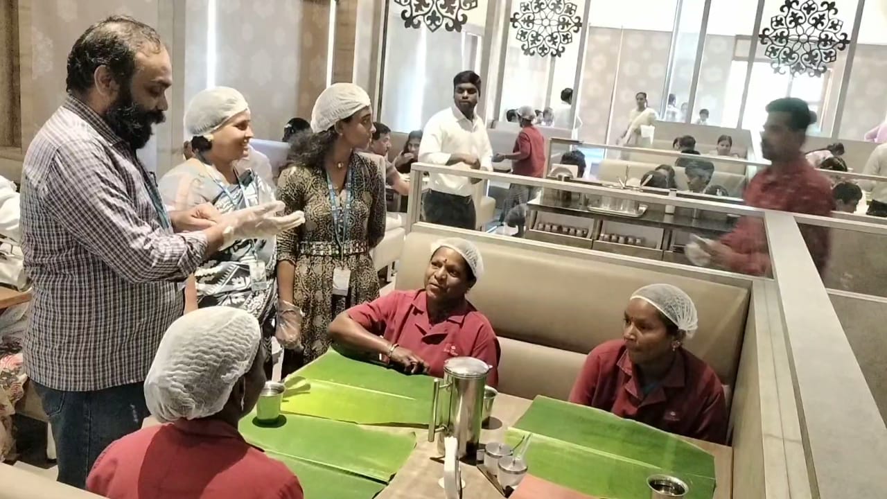 தஞ்சை ஹோட்டலில் பணிபுரிய பெண்களுக்கு சர்ப்ரைஸ் கிப்ட் வழங்கி மகளிர் தின வாழ்த்துகள் கூறிய தஞ்சை ஜோதி அறக்கட்டளை செயலாளர் .!