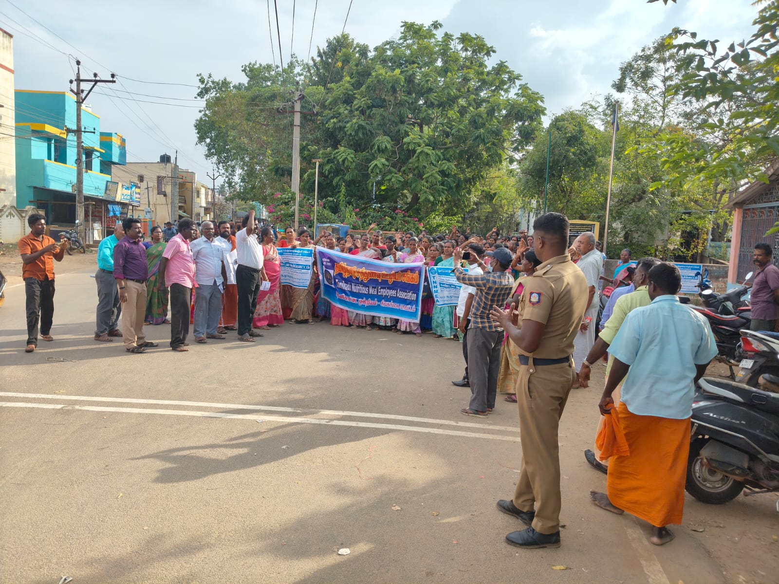 தேவகோட்டையில் தமிழ்நாடு சத்துணவு ஊழியர் சங்கத்தினர் ஆர்ப்பாட்டம்.!