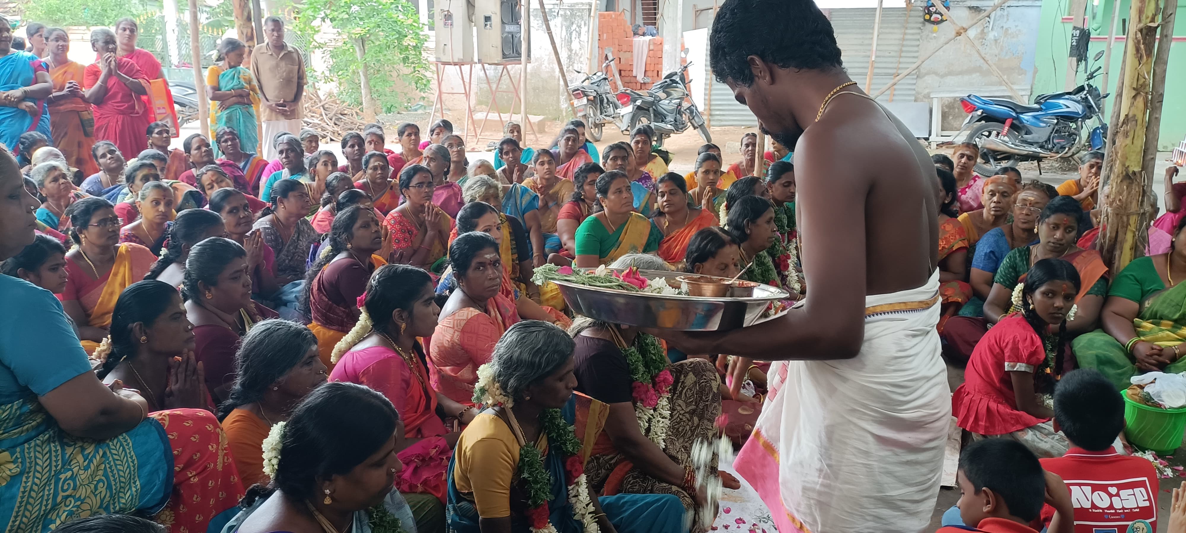 தேவகோட்டையில் சமயபுரம் மாரியம்மன் கோவிலில் சுமங்கலி பூஜை.!