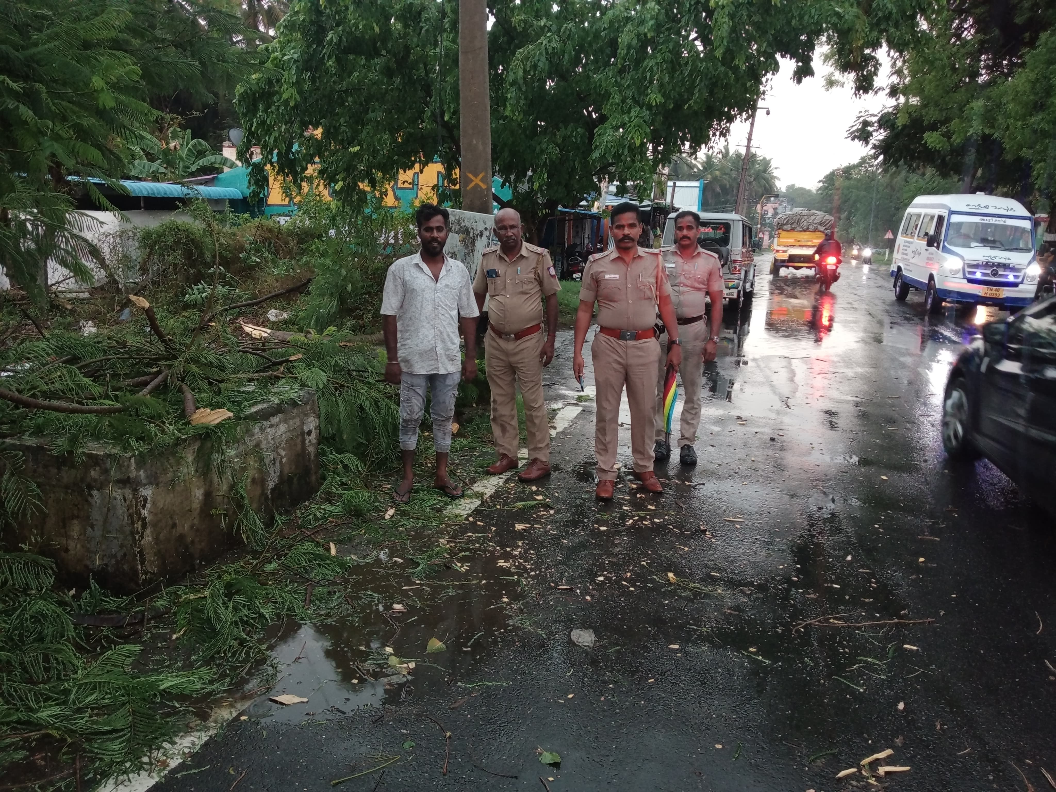 கடும் மழையிலும் மீட்பு பணியை மேற்கொண்ட கோவை மேட்டுப்பாளையம் காவல்துறையினர்.!