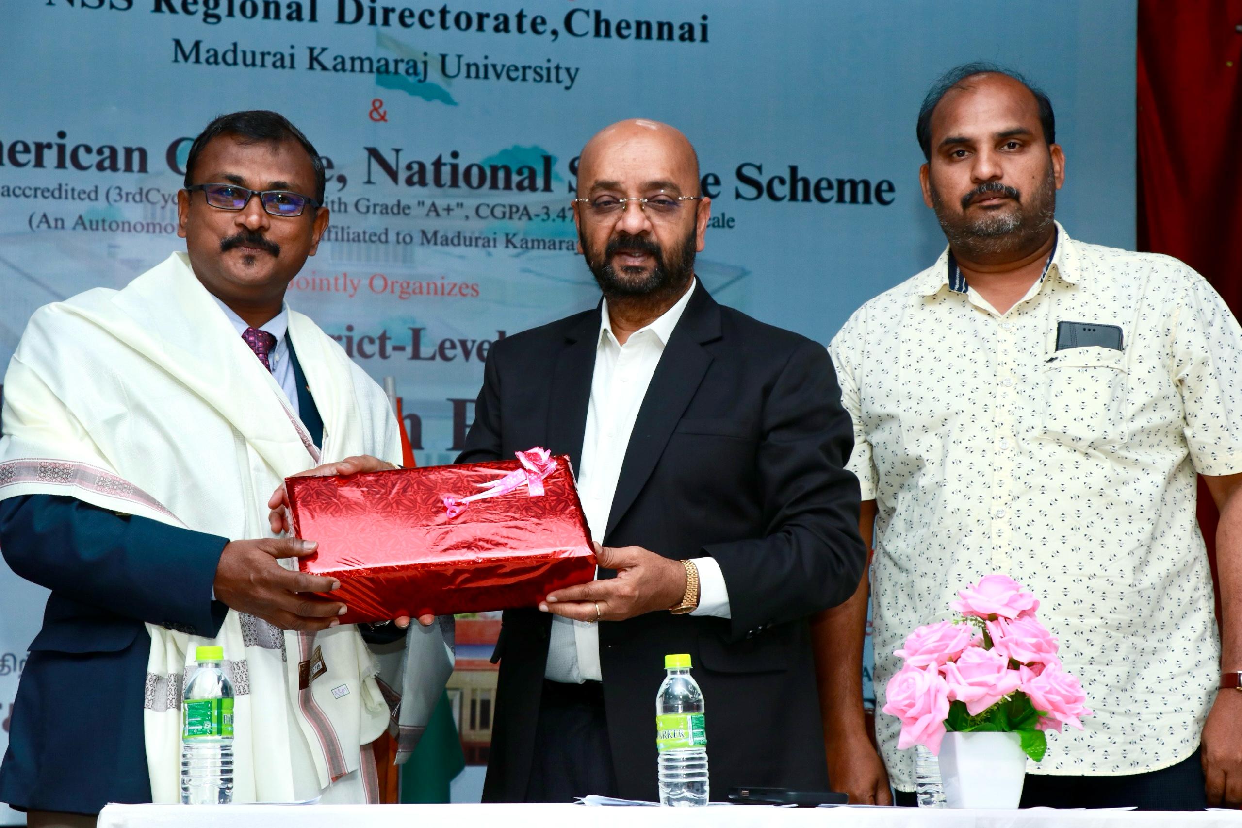 மதுரை அமெரிக்கன் கல்லூரியில் மண்டல அளவிலான இளைஞர் பாராளுமன்ற பேச்சுத் திறன் போட்டி.!