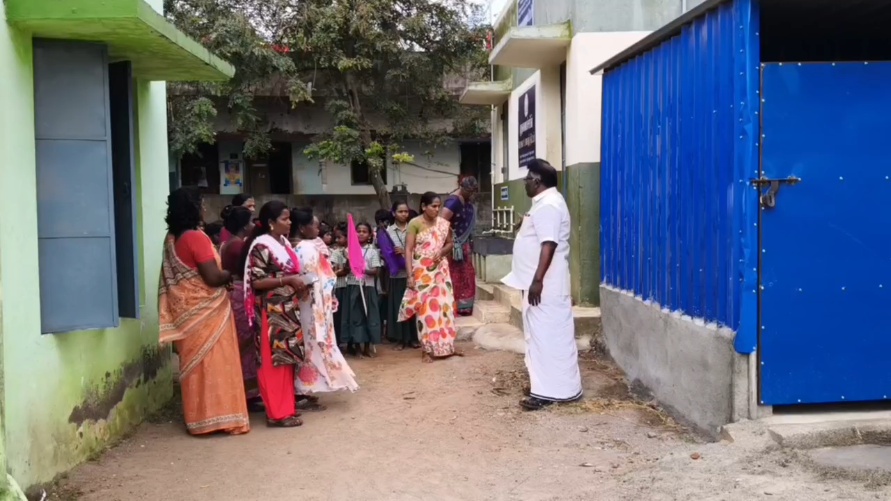 அதிகாரிகளை நம்பி காத்திருந்தது போதும்: தானாக முன் வந்த தலைமை ஆசிரியருக்கு பாராட்டு..!