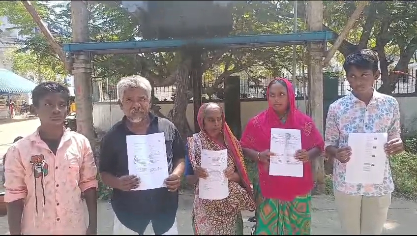 மாற்றுத்திறனாளி குடும்பத்தோடு சாலையில் அமர்ந்து தர்ணா போராட்டம் நடத்தியதால் பரபரப்பு: