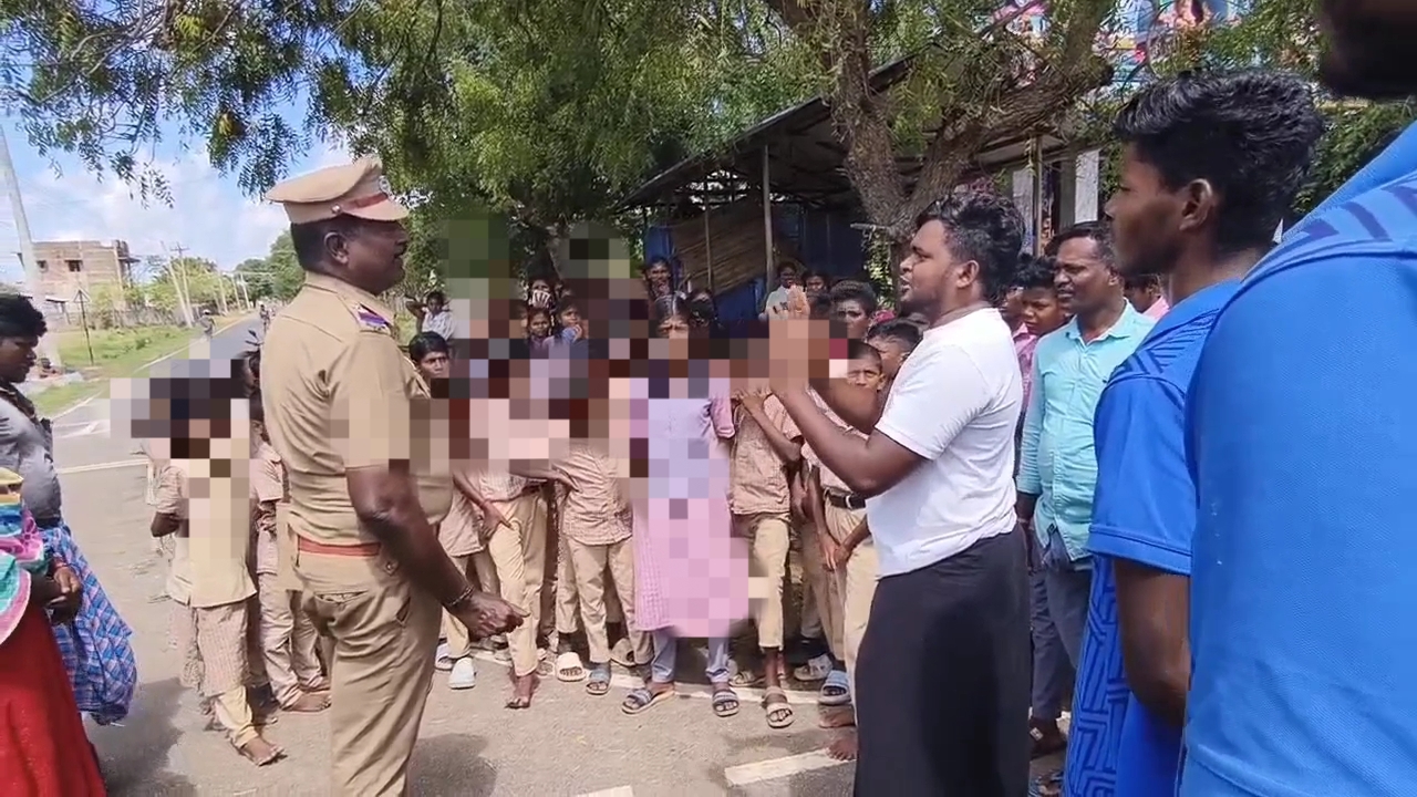 அரசு பள்ளி கட்டிடம் இடிந்து விழுவதால் மாணவர்கள் அச்சம் பள்ளியை புறக்கணித்து இன்று போராட்டம் நடத்தியதால் பரபரப்பு..!