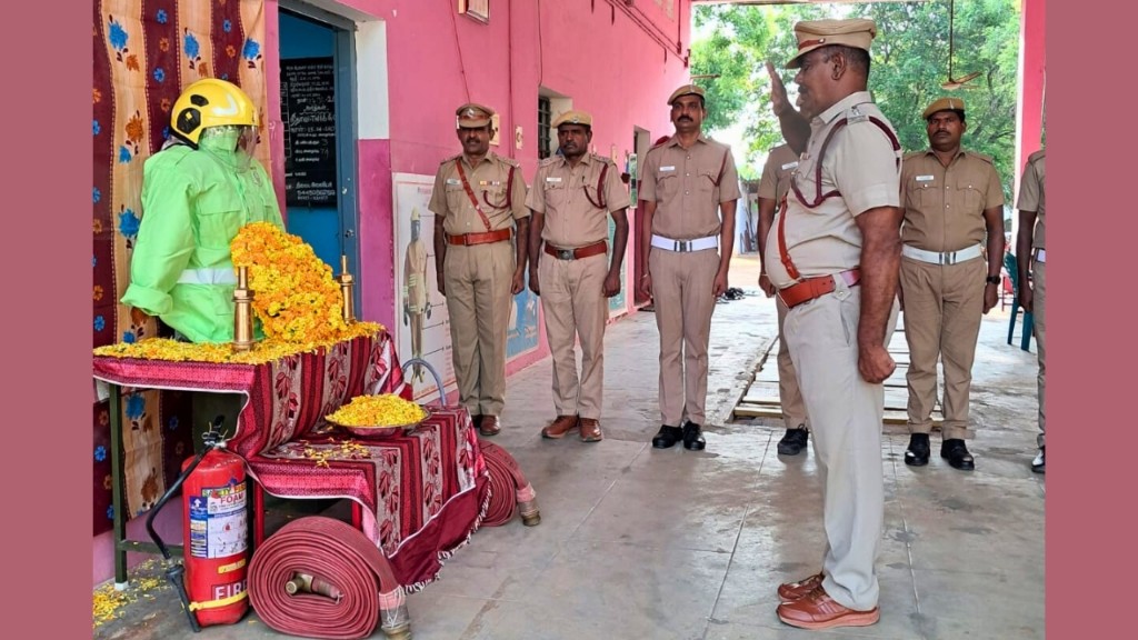 சுரண்டை தீயணைப்பு நிலையத்தில் தீத்தொண்டு தியாகி நாள் அனுசரிப்பு..