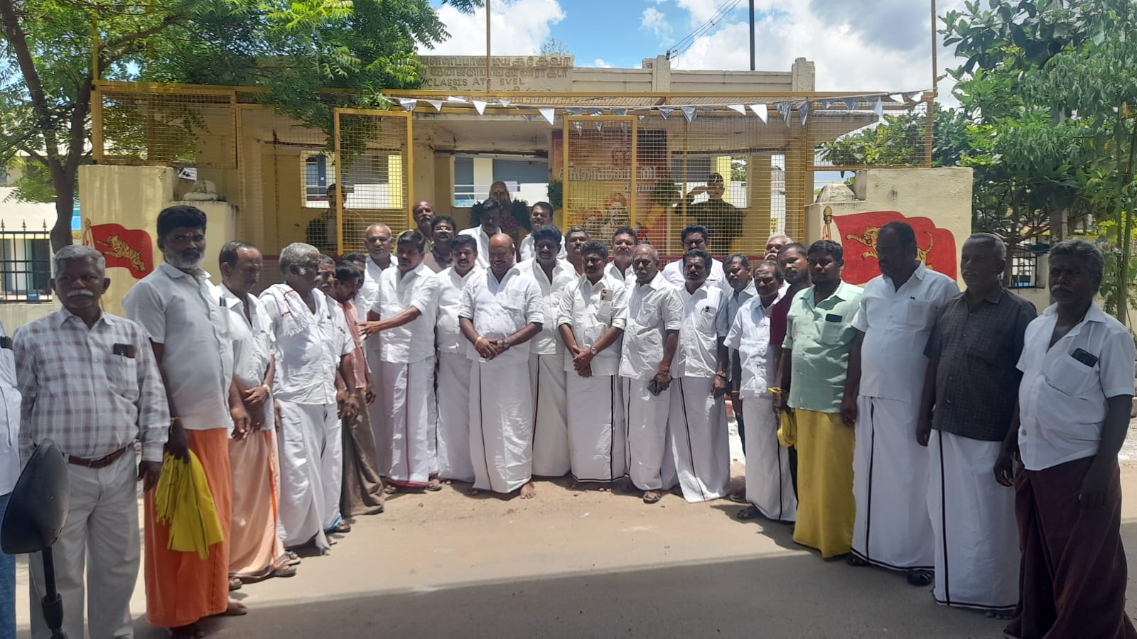 சோழவந்தானில் திமுக சார்பில்பிகே. மூக்கையா தேவர் சிலைக்கு மாலை அணிவித்து மரியாதை