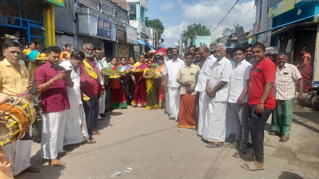 சோழவந்தான் பெருமாள் கோவில் திருக்கல்யாணம் வடக்கு தெரு வீதி வெள்ளாளர் உறவின்முறை சங்கத்தின் சார்பாக சீர்வரிசை எடுத்து வந்தனர்