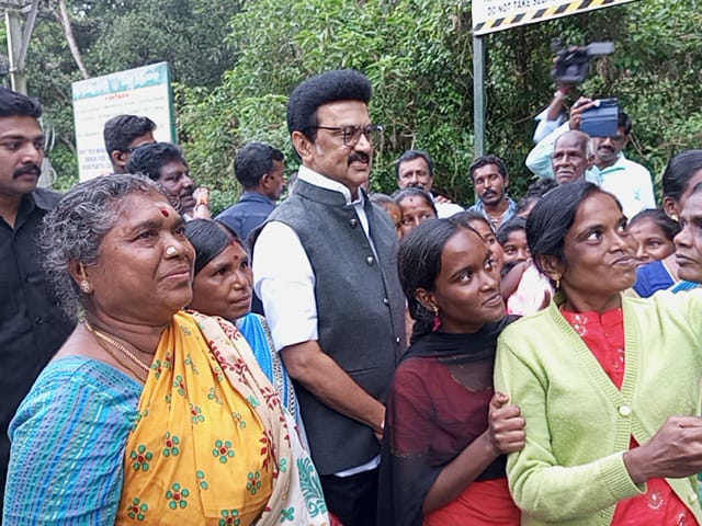 முதலமைச்சர் உடன் செல்ஃபி எடுத்த பொதுமக்கள் .!