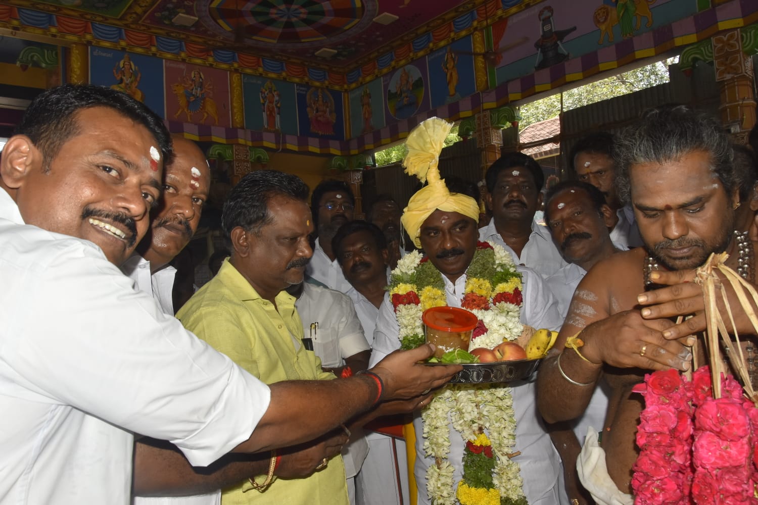 சோழவந்தான் குருவித்துறை கோவில்களில் வெங்கடேசன் எம் எல் ஏ சாமி தரிசனம். அன்னதானத்தையும் தொடங்கி வைத்தார்.