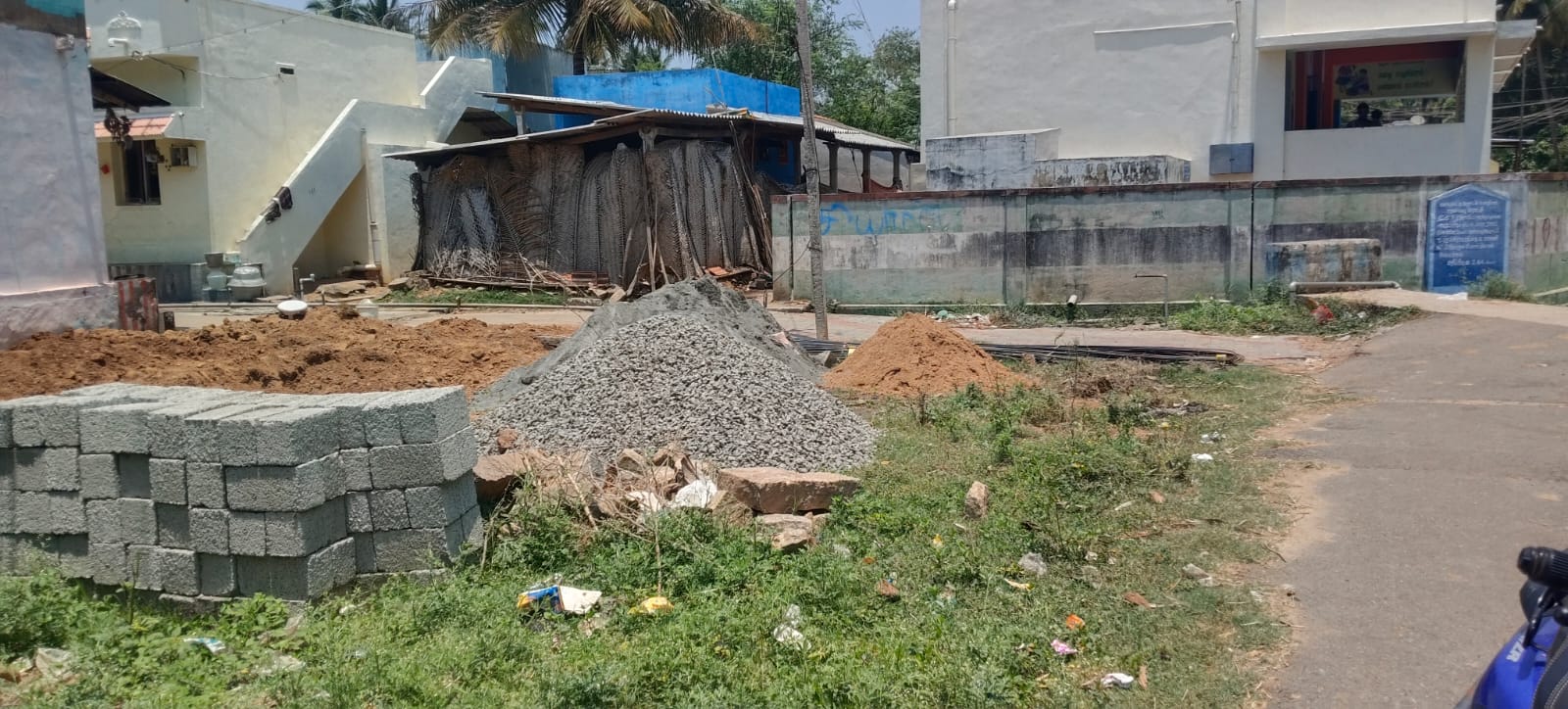 சோழவந்தான் அருகே தென்கரை புதூரில் இடுகாட்டு இடம் மற்றும் பாதையை மீட்டுத்தர பட்டியலின மக்கள் கோரிக்கை