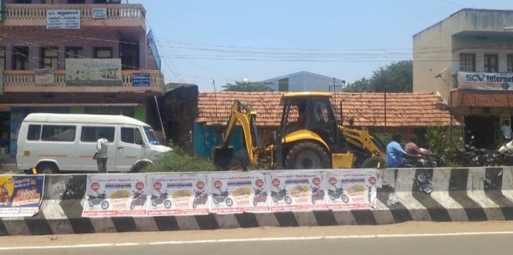 வாடிப்பட்டியில்சாலையோரத்தின் இருபுற ஆக்கிரமிப்புகள் அகற்றம்