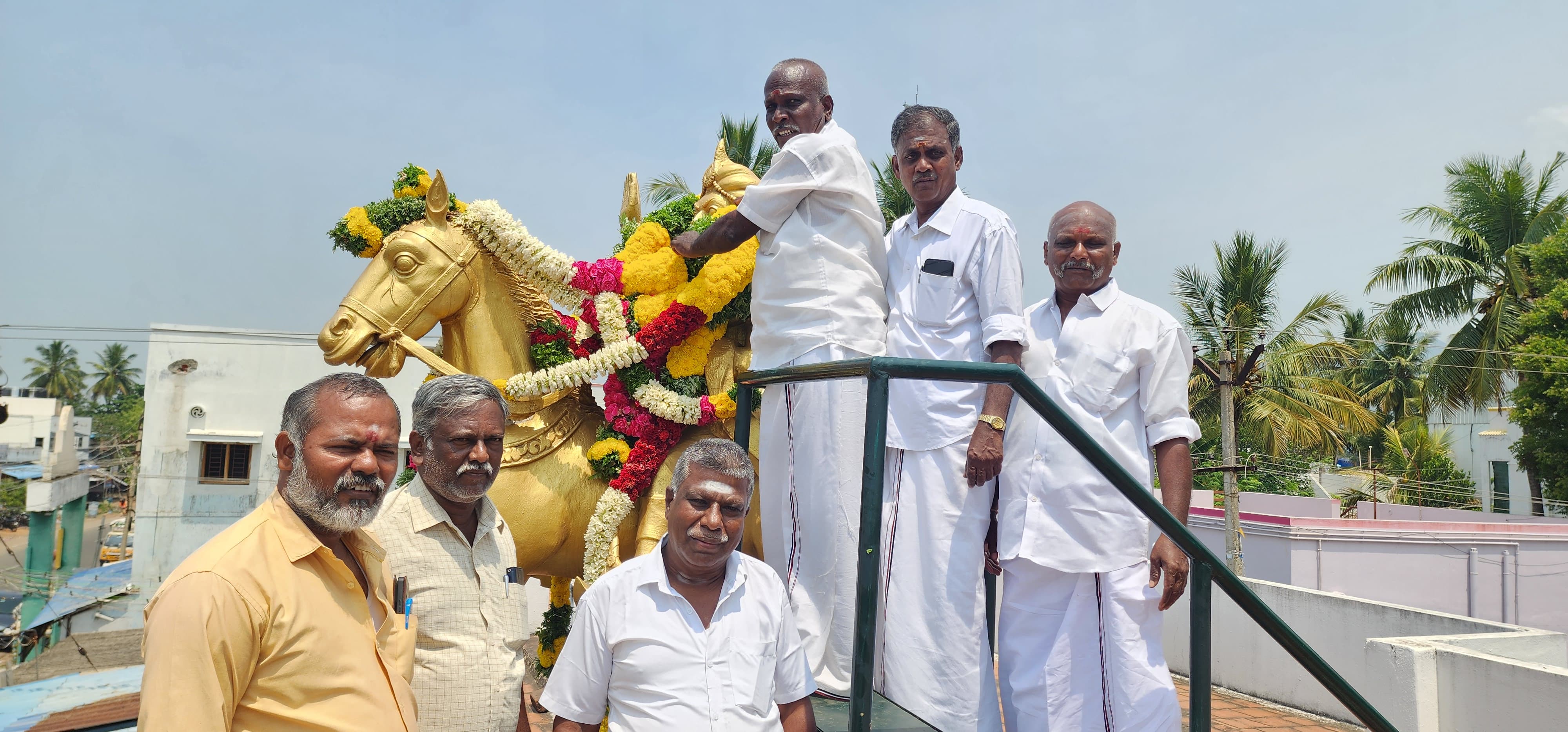 அலங்காநல்லூரில் தீரன் சின்னமலை சிலைக்கு அதிமுக சார்பில் மரியாதை