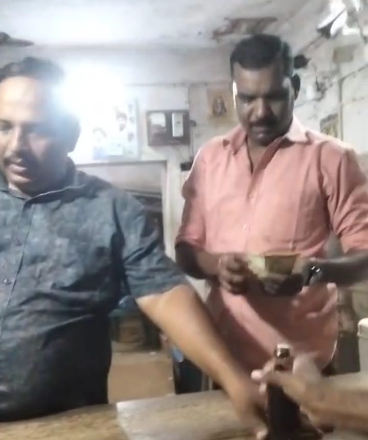 விக்கிரமங்கலம் டாஸ்மாக்கில் வாடிக்கையாளரை தாக்கிய விற்பனையாளர் மீது நடவடிக்கை எடுக்க கோரிக்கை