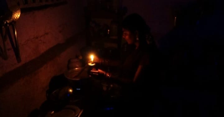 சோழவந்தான் மற்றும் சுற்றுப்புற கிராமப் பகுதிகளில் இரவு நேரங்களில் ஏற்படும் மின்தடையால் பச்சிளம் குழந்தைகள் தாய்மார்கள் கடும் அவதி
