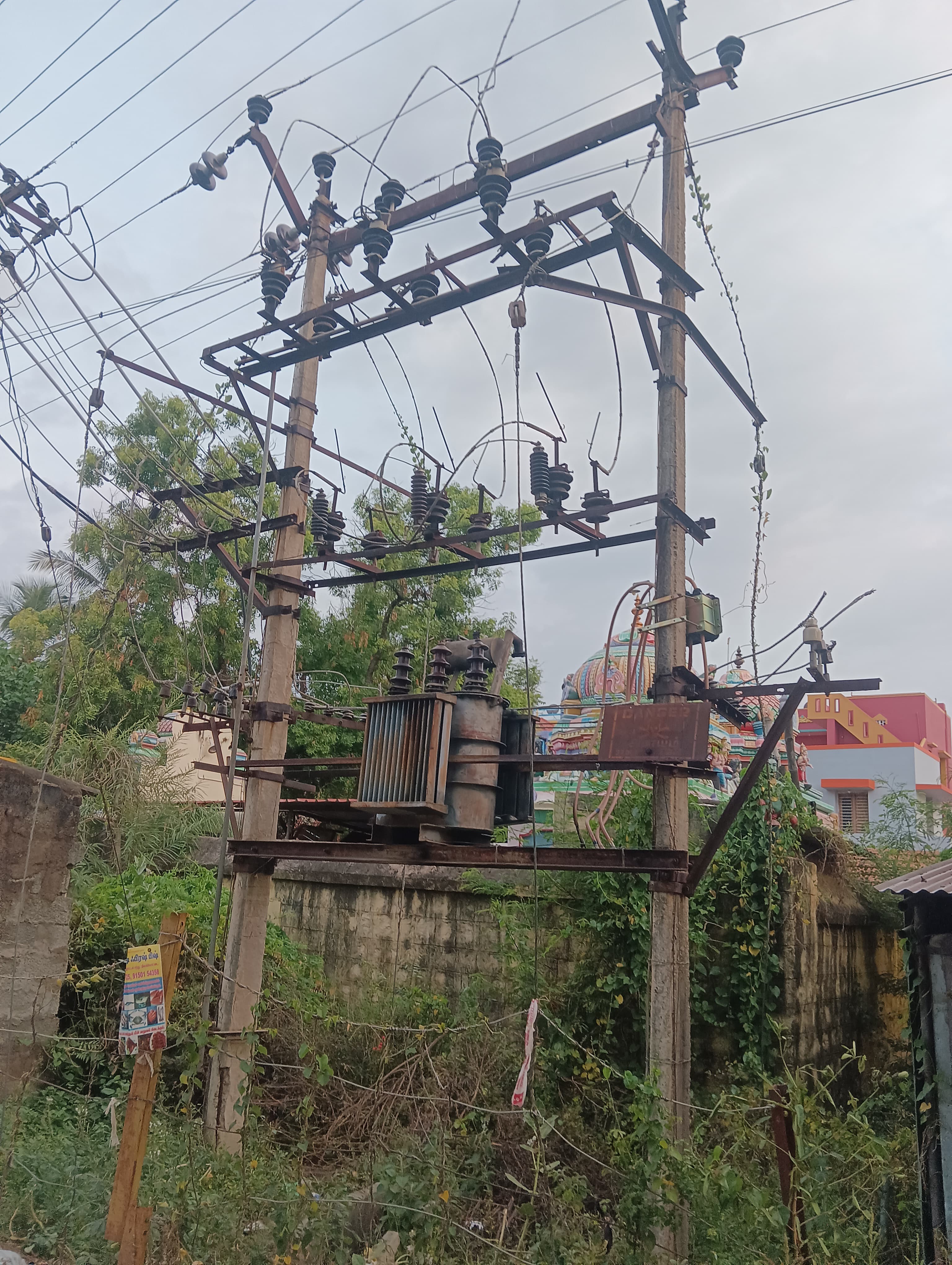 நிலக்கோட்டை புதுத் தெரு பகுதிகளில் அரைகுறையாக சப்ளை ஆகும் மின்சாரம்! அச்சத்தில் பொதுமக்கள்; விரைந்து நடவடிக்கை எடுக்க கோரிக்கை..