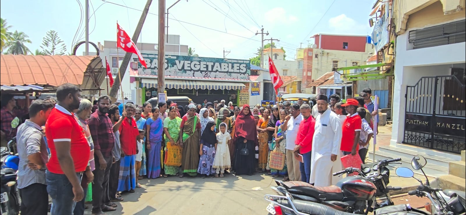 பஹல்காம் தீவிரவாத தாக்குதலில் உயிரிழந்தவருக்கு  மெழுகுவர்த்தி ஏந்தி மௌன அஞ்சலி.!