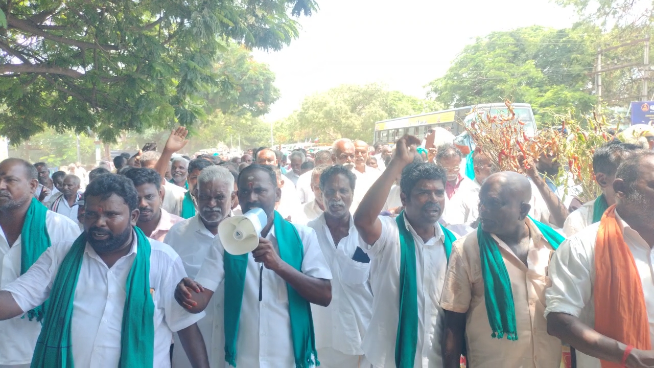 ரயிலை மறிக்க முயன்ற விவசாயிகள் 500 பேர் கைது..!