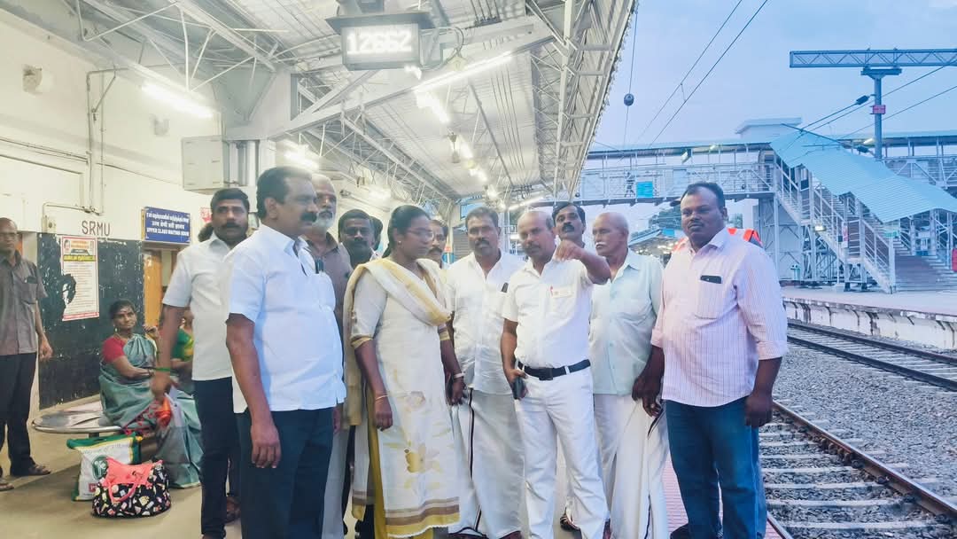 பயணிகளின் தேவைகளை கேட்டறிந்த தென்காசி எம்.பி..