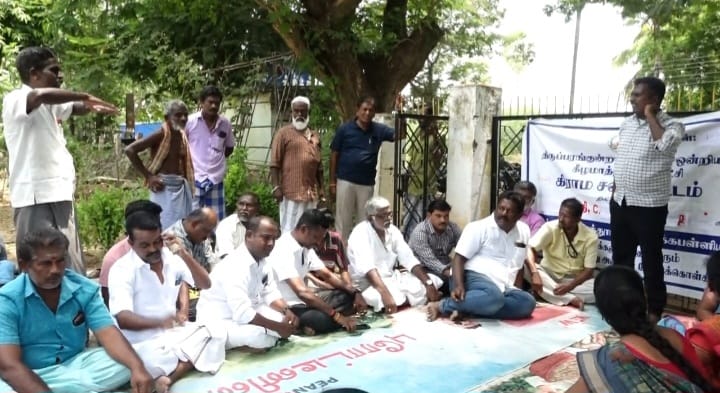 கிராம சபை கூட்டத்தில் அதிகாரிகளை முற்றுகையிட்டு பொதுமக்கள் வாக்குவாதம்.கிராம சபை கூட்டத்தை பாதியிலேயே முடித்துச் சென்ற அதிகாரிகளால் பரபரப்பு