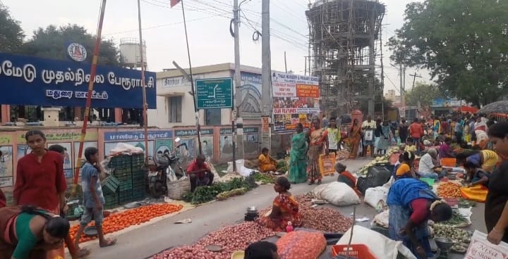 பாலமேட்டில் பொதுமக்கள் கூடும் வாரச்சந்தை அருகே ஆபத்தான நிலையில் குடிநீர் மேல்நிலை நீர் தேக்க தொட்டி கட்டுவதால் விபத்து ஏற்படும் அபாயம்