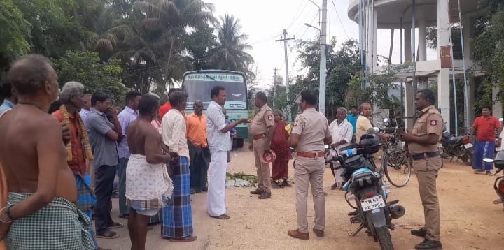 இரும்பாடி பாலகிருஷ்ணா புரத்தில்நெல் கொள்முதல் நிலையம் திடீர் மூடல் விவசாயிகள் பஸ் மறியல்