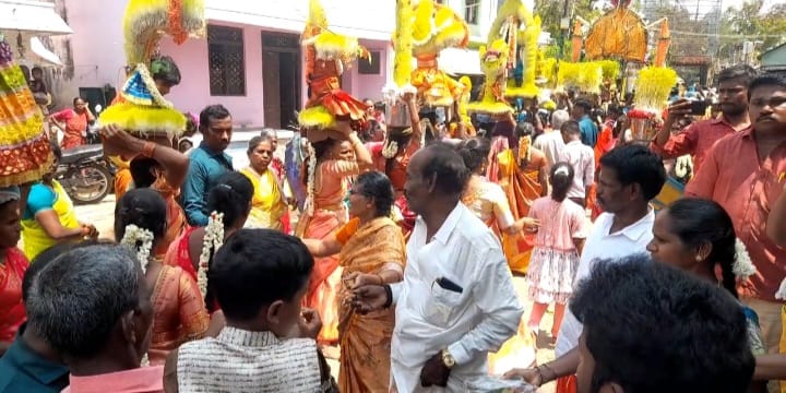 சோழவந்தான் அருகே அய்யப்ப நாயக்கன்பட்டி அருள்மிகு ஸ்ரீ பத்ரகாளியம்மன் கோவில் பொங்கல் விழாவை முன்னிட்டு 500க்கும் மேற்பட்ட பெண்கள் முளைப்பாரி எடுத்து ஊர்வலம்