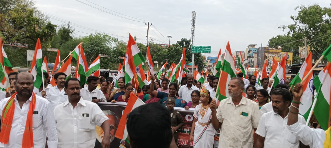 உசிலம்பட்டியில் பாஜக சார்பில் மூவர்ண கொடி பேரணி