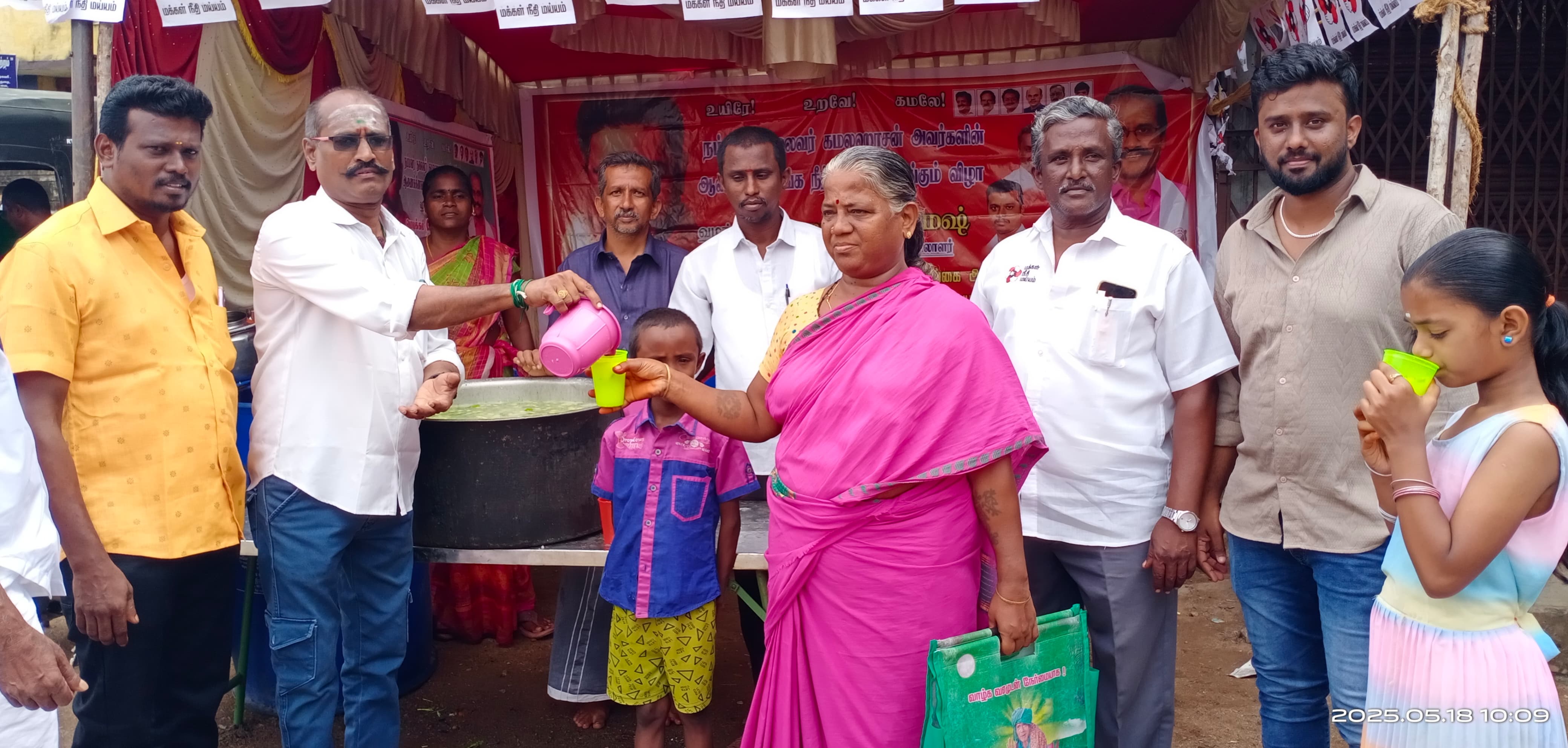 அலங்காநல்லூரில் மக்கள் நீதி மய்யம் சார்பில் நீர் மோர் வழங்கும் நிகழ்ச்சி நடைபெற்றது