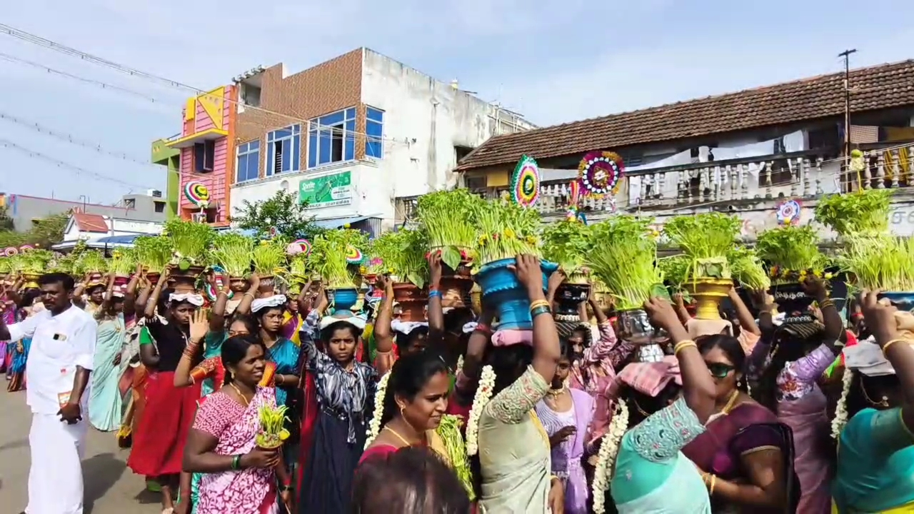 திருவாடானை பண்ணவயல் கிராமத்தில் நூற்றுக்கணக்கான பெண்கள் முளைப்பாரி எடுத்து வீதி உலா..!