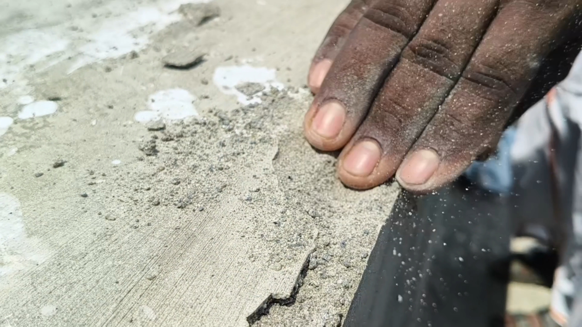 கடல்பாசி உலர் தளம் கட்டிட பணி தரமற்ற முறையிலும் பணிகள் மந்தமாகவும் நடைபெறுவதாக புகார்: