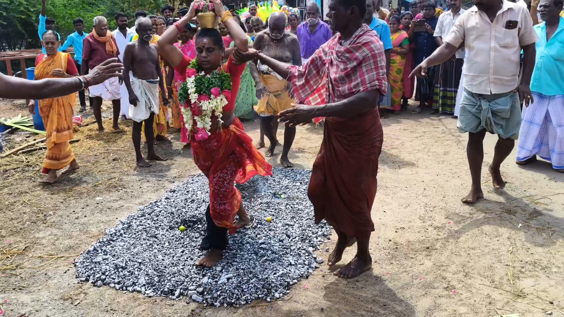 திருவாடானை பிடாரி அம்மன் கோவில் பூக்குழி உற்சவ விழா