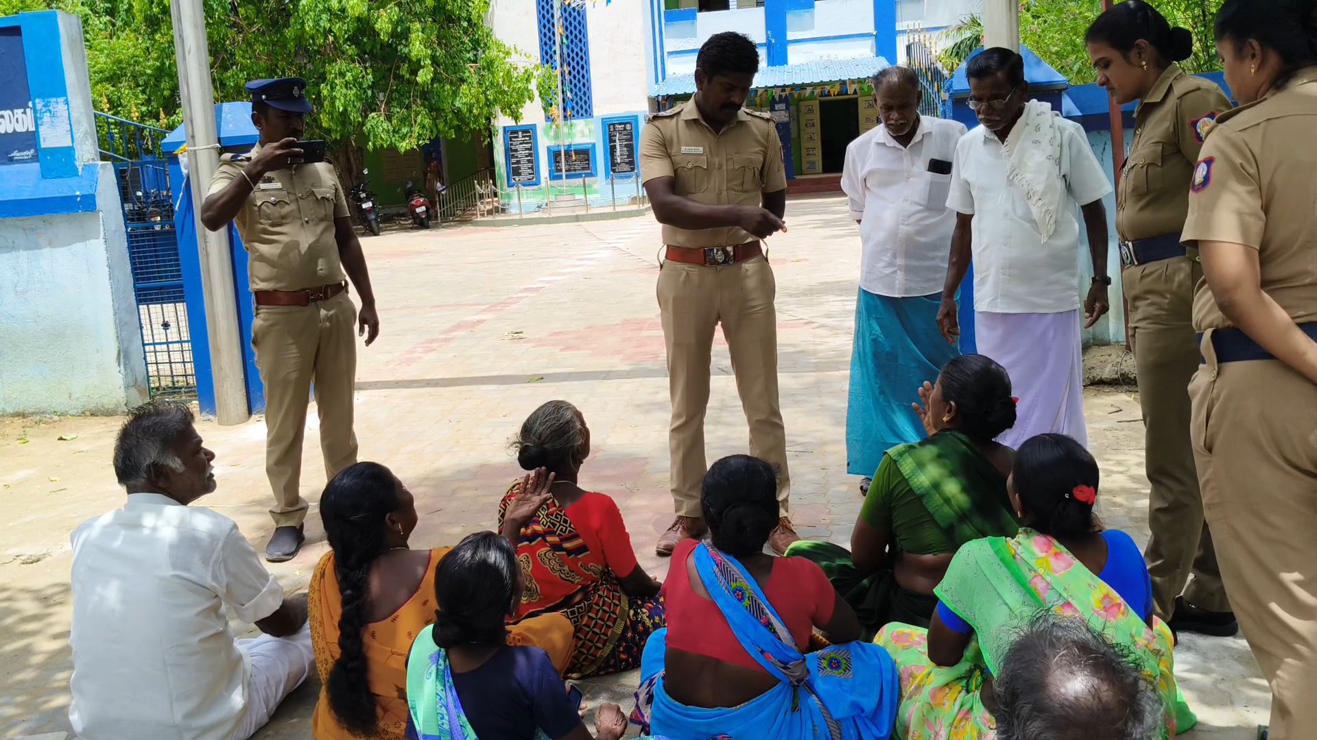 திருவாடானை அருகே கோவில் திருவிழாவில் ஒரு பிரிவினர் புறக்கணிப்பு – தாசில்தார் அலுவலகம் முற்றுகை..!