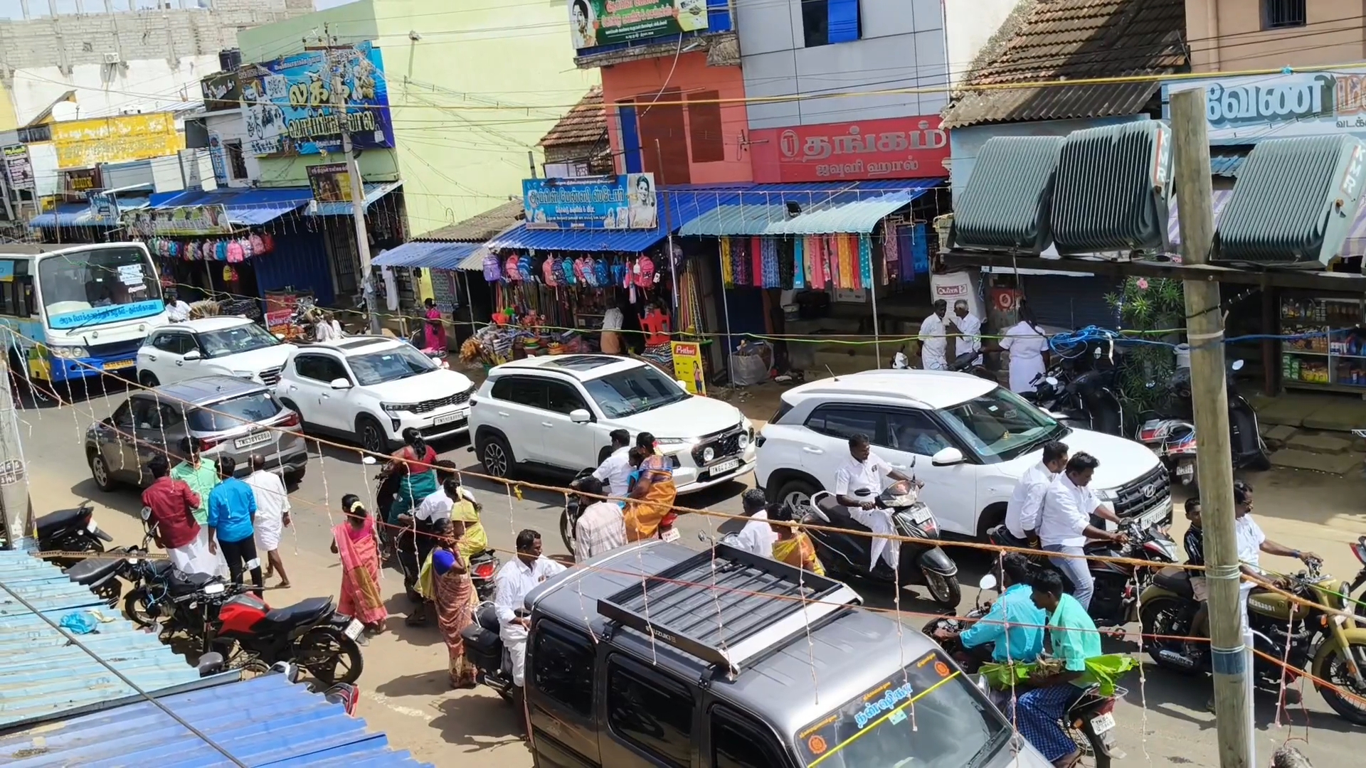 திருவாடானையில் போக்குவரத்து நெரிசலால் மக்கள் அவதி..!