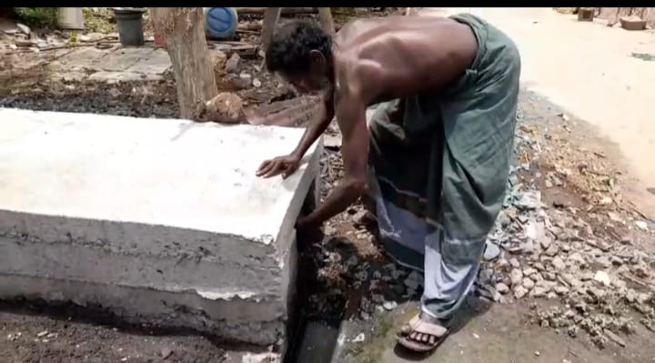 கீழமாத்தூர் ஆதிதிராவிடர் காலனியில் கழிவுநீர் செல்ல வழி இல்லாததால் கோப்பைகளில் அள்ளி கால்வாயில் ஊற்றும் அவலம் மாவட்ட ஆட்சியர் நடவடிக்கை எடுக்க கோரிக்கை
