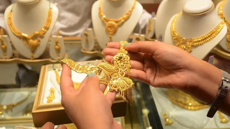 ஆபரணத் தங்கம் அதிரடி குறைவு! ஒரு சவரனுக்கு 1640 குறைந்தது..
