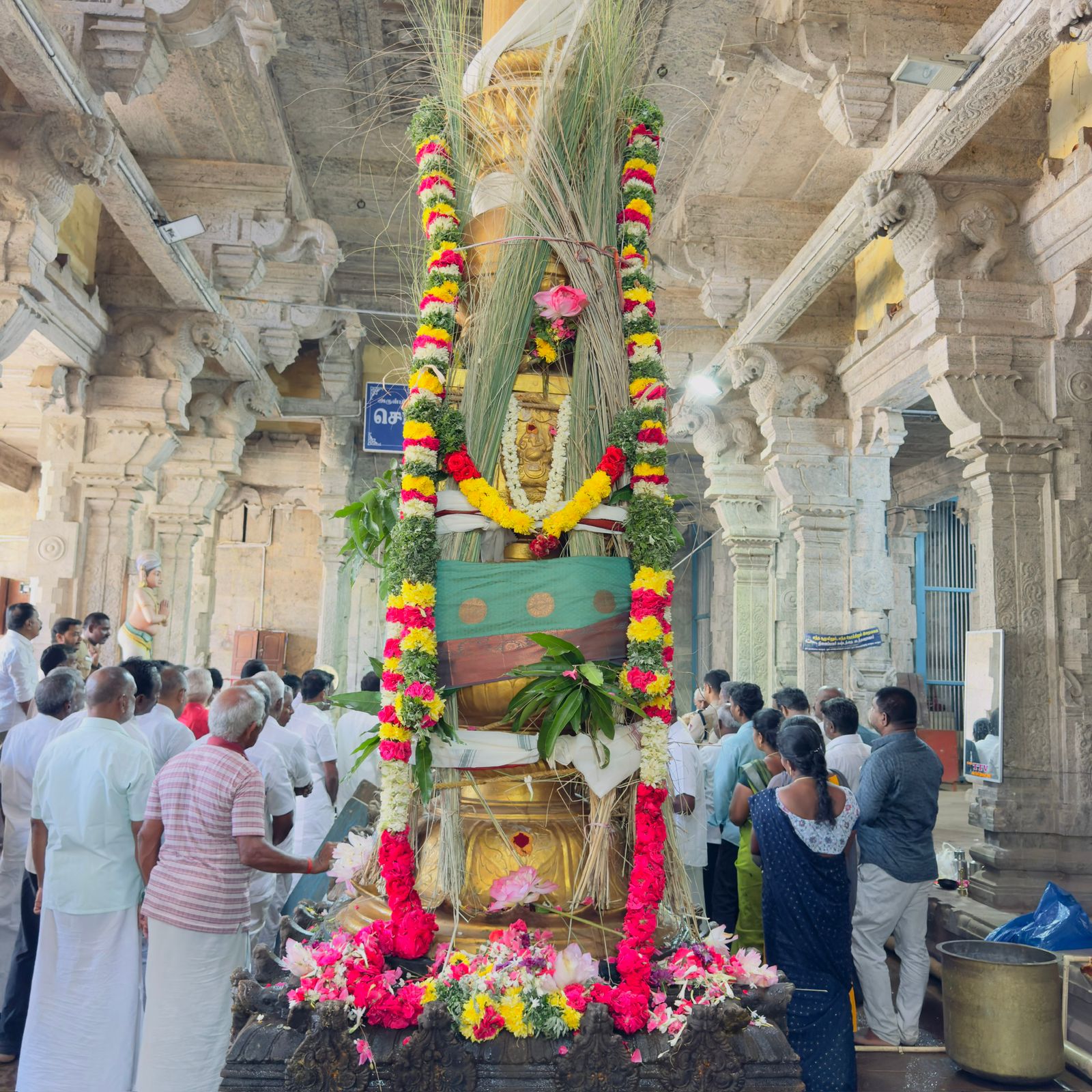 தேவகோட்டை கண்டதேவி சொர்ண முத்தீஸ்வரர் கோவில் தேர் திருவிழாவுக்கு கொடி ஏற்றத்துடன் தொடங்கப்பட்டது.