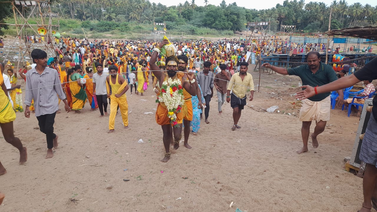 சோழவந்தான் ஜெனகை மாரியம்மன் கோவில் வைகாசி திருவிழா பால்குடம் அக்னி சட்டி எடுத்து பக்தர்கள் நேர்த்திக்கடன்