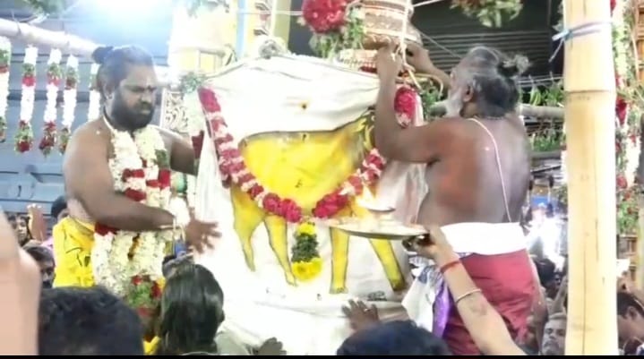 சோழவந்தான் ஜெனகை மாரியம்மன் கோவில் வைகாசி திருவிழா கொடியேற்றத்துடன் தொடங்கியது