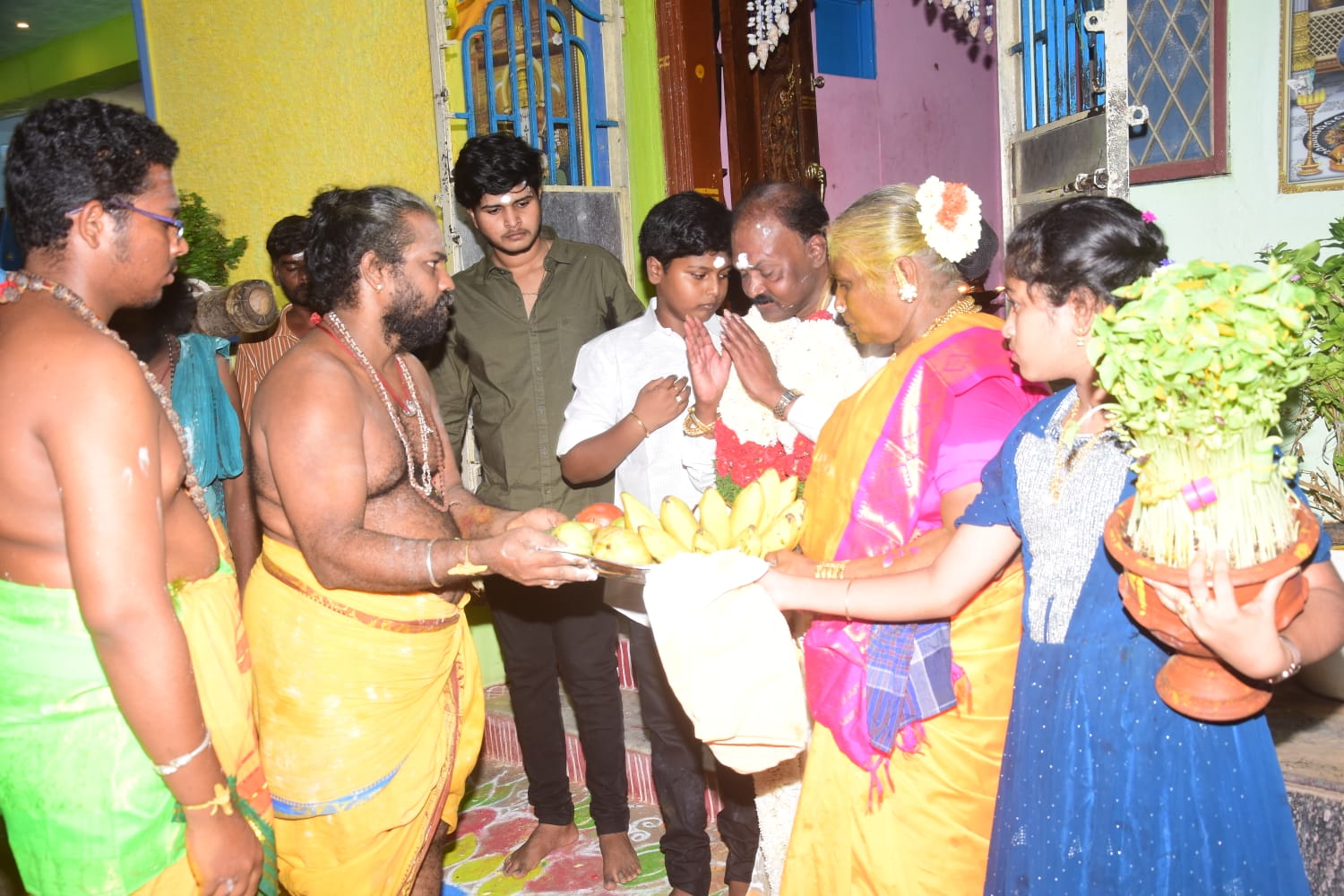 சோழவந்தான் அருள்மிகு ஸ்ரீ ஜெனகை மாரியம்மன் கோவில் வைகாசி பெருந்திருவிழா இரண்டாம் நாள் திருவிழாவில் அம்மன் சிம்ம வாகனத்தில் திருவீதி உலா நடைபெற்றது.