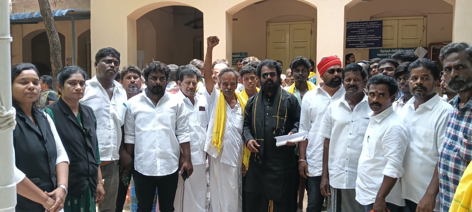 பிரமலைக் கள்ளர் சமுதாயத்திற்கு சொந்தமான இடங்களை தமிழகஅரசு கையகப்படுத்தி வருவதைக் கண்டித்து உசிலம்பட்டியில் ஆர்ப்பாட்டம் நடைபெற்றது.
