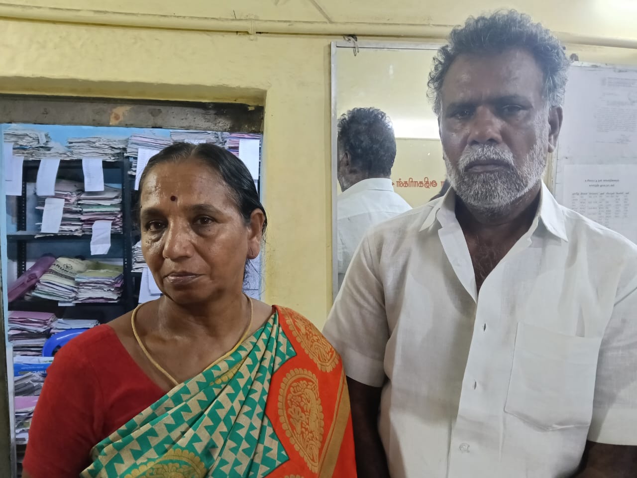 உசிலம்பட்டியில் நகையை இரவல் வாங்கிவிட்டு மீண்டும் திருப்பி தராத தம்பதியினர் கைது. மகன் தலைமறைவு