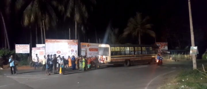 சோழவந்தான் அருகே பழுதாகி நின்ற அரசு பேருந்தால் 30க்கும் மேற்பட்ட பயணிகள் அவதி