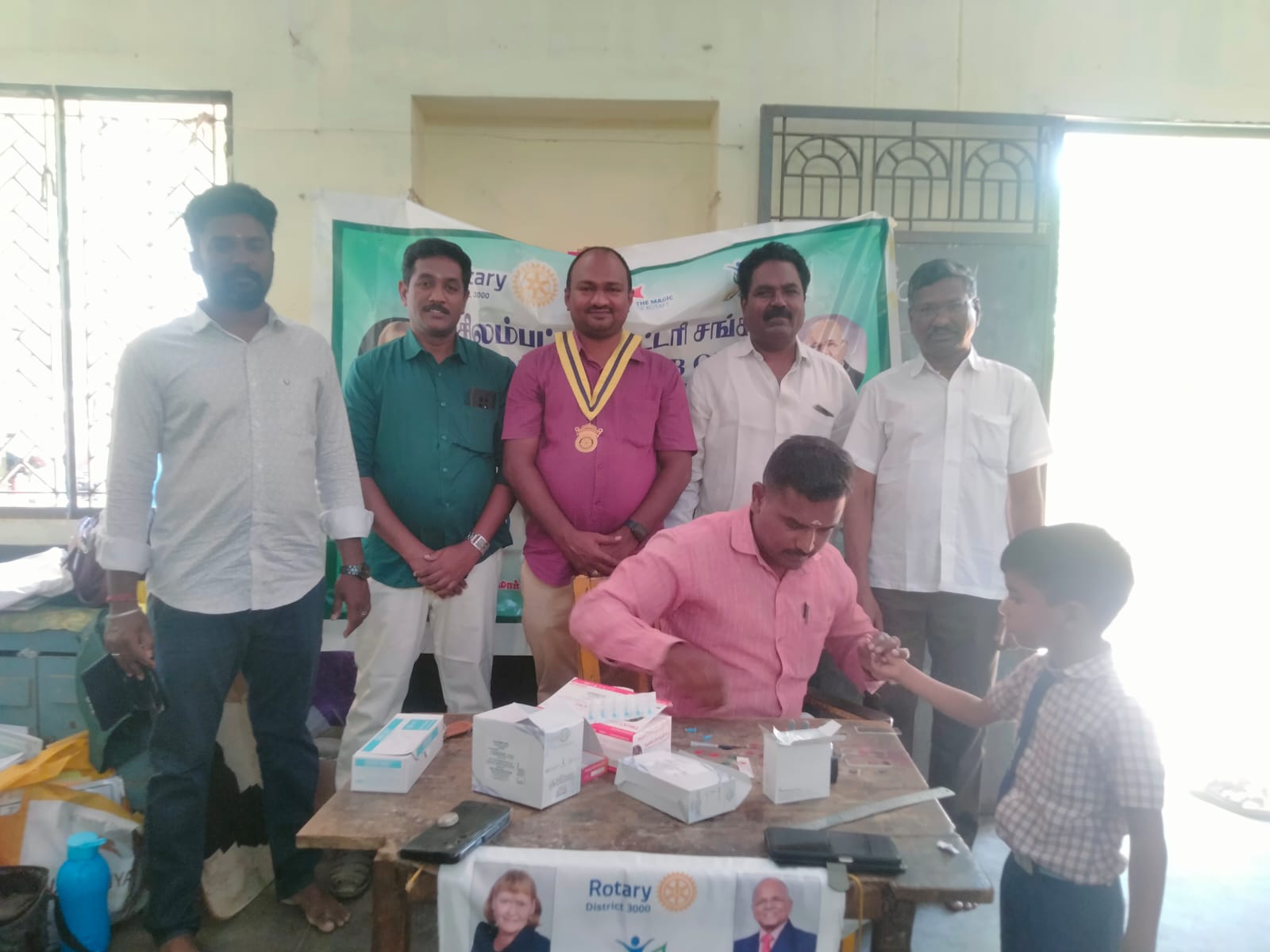 உசிலம்பட்டியில் பள்ளியில் பள்ளி குழந்தைகளின் இரத்த வகை கண்டறியும் முகாம் 