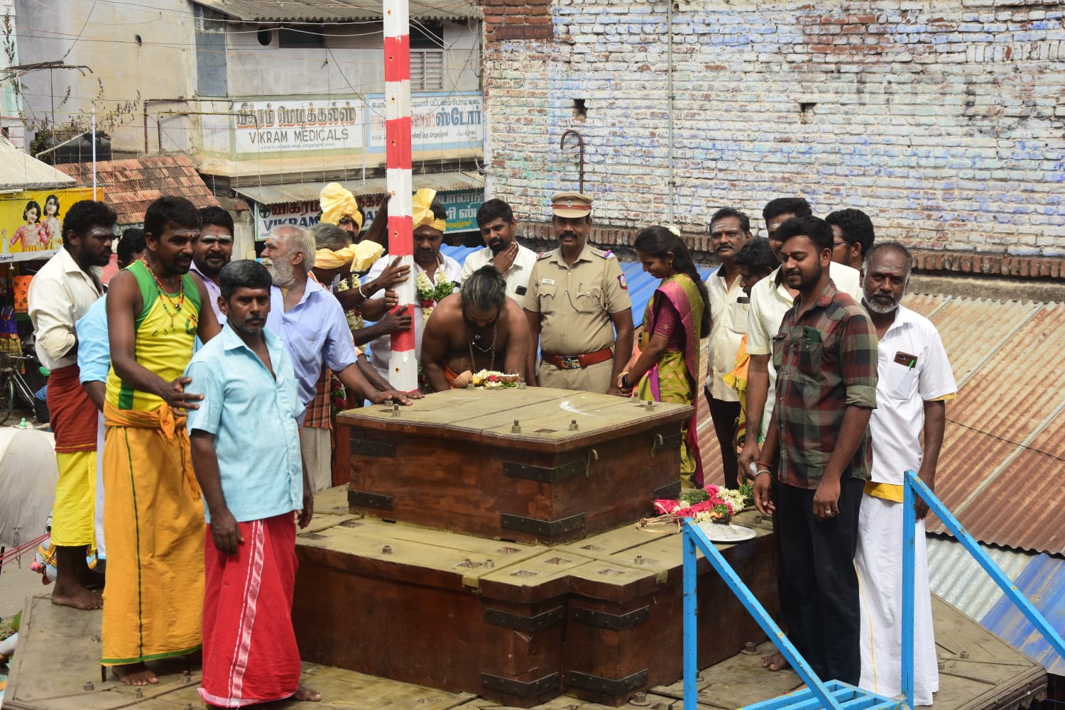 சோழவந்தான் ஸ்ரீ ஜெனகை மாரியம்மன் கோவில் வைகாசி பெருந்திருவிழா தேரோட்டத்திற்கு முகூர்த்த கால் நடுவிழா நடைபெற்றது