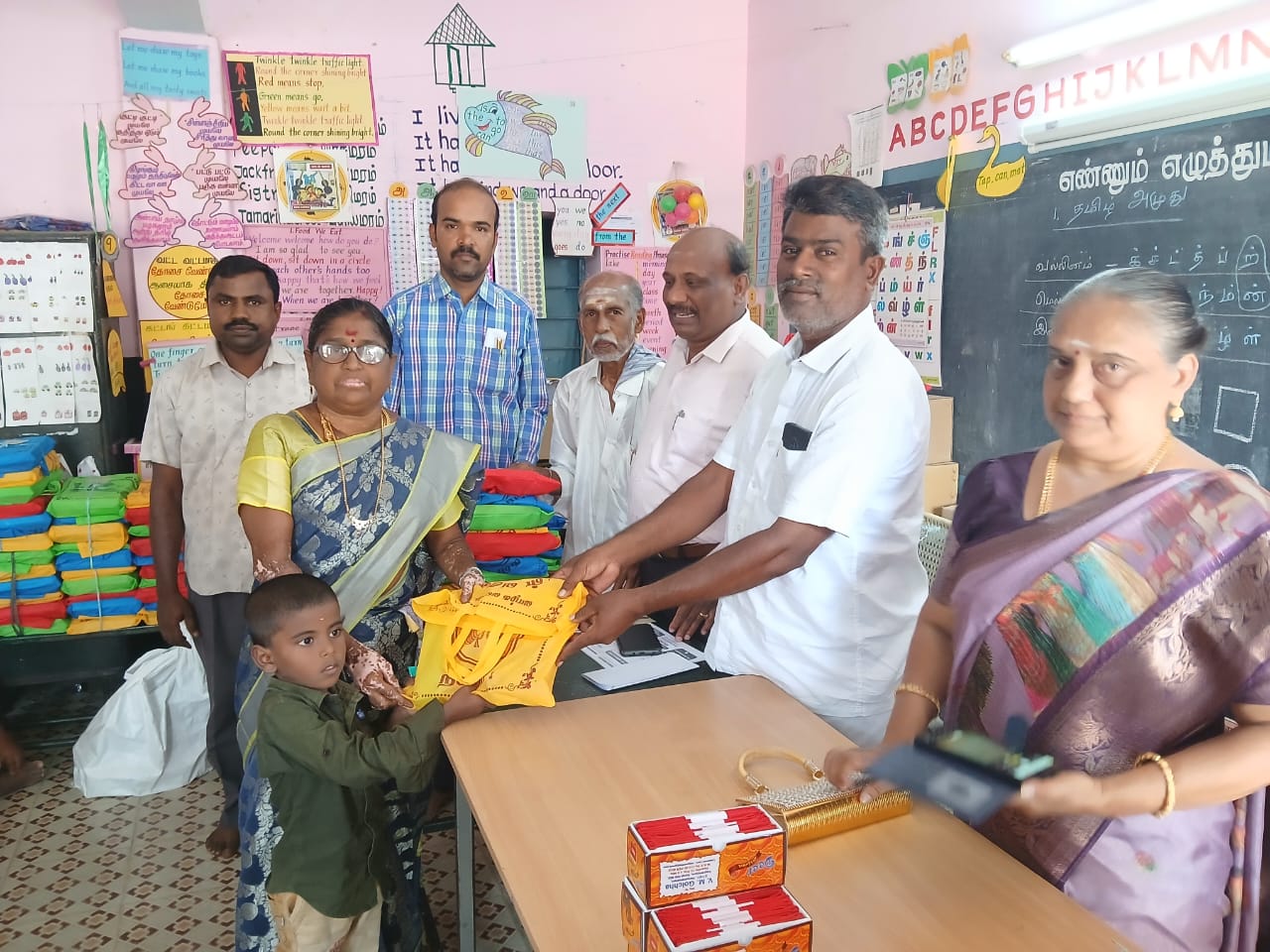 திருவாலவாயநல்லூர் ஊராட்சி ஒன்றிய நடுநிலைப் பள்ளியில் இலவச நோட்புக்கு வழங்கும் நிகழ்ச்சி நடைபெற்றது