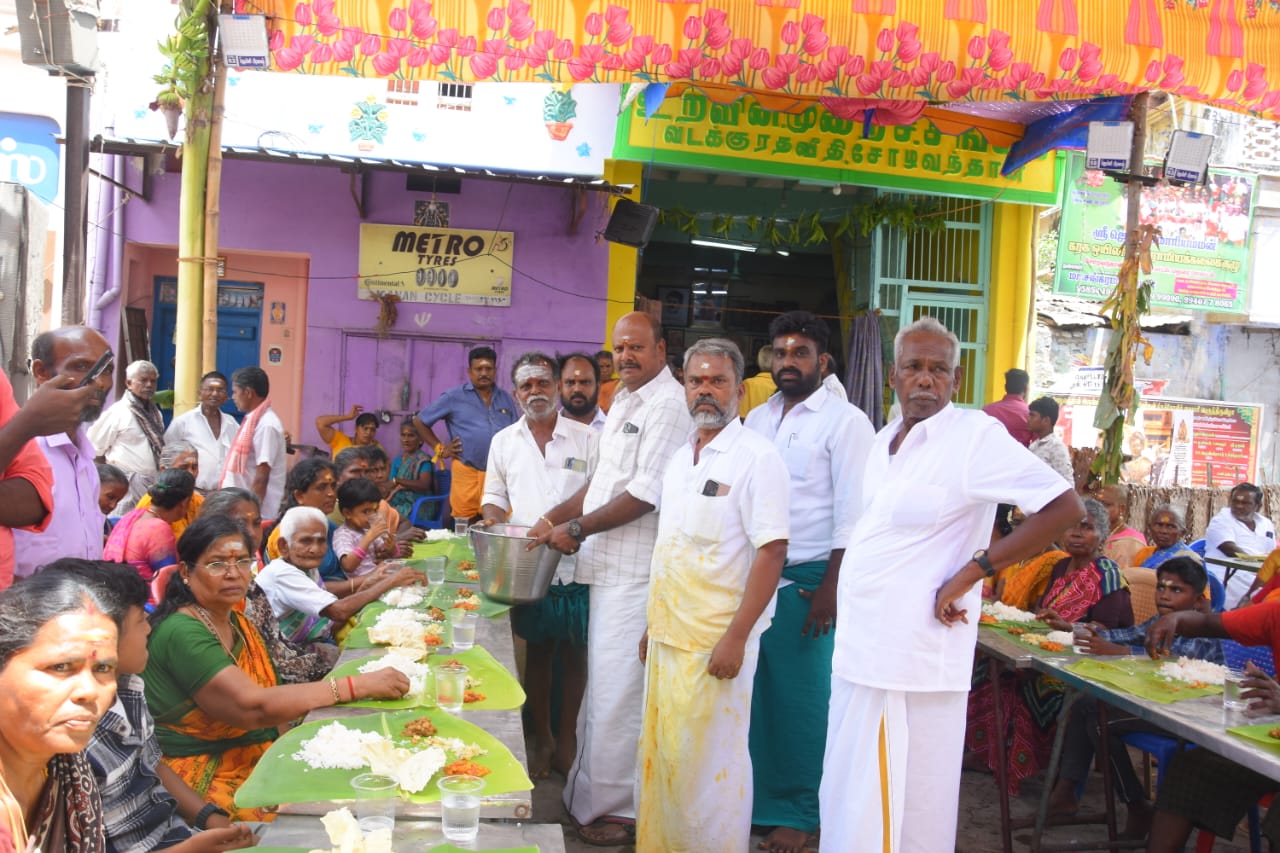 சோழவந்தான் ஸ்ரீ ஜெனகை மாரியம்மன் கோவில் வைகாசி பெருந்திருவிழா 13ம்நாள் மண்டகப்படியையொட்டி வடக்கு ரத வீதிவேளாளர் வெள்ளாளர் உறவின் முறை சங்கம் சார்பாக மாபெரும் அன்னதானம் நடைபெற்றது.