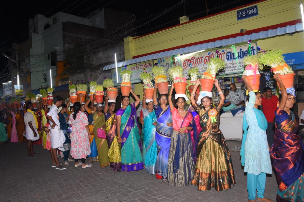 சோழவந்தான் ஜெனகை மாரியம்மன் கோவில் வைகாசி திருவிழா 13ம்நாள் திருவிழாவை முன்னிட்டு அம்மன் ரிஷப வாகனத்தில் திருவிதி உலா 500க்கும் மேற்பட்ட பெண்கள் முளைப்பாரி எடுத்து ஊர்வலமாக வந்தனர்