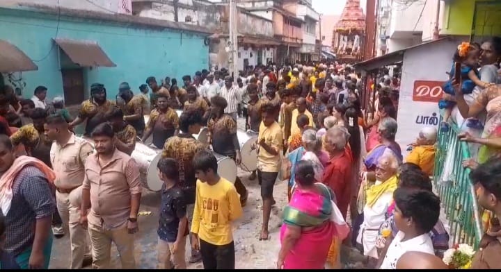சோழவந்தான் ஜெனகை மாரியம்மன் கோவில் வைகாசி திருவிழா தேரோட்டம் ஆயிரக்கணக்கானோர் தேரை வடம் பிடித்து இழுத்தனர்